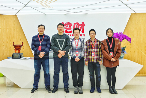 (与明星客户挖财合影,左二为闫磊)